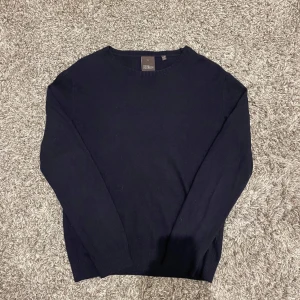 Oscar Jacobsson tröja   - Säljer en riktigt snygg Oscar Jacobsson stickad tröja, Storlek S. Använder inte längre, därav säljer jag den. Tröjan är en blandning utav Ull, Viskos och Kashmir. Vilket gör att den är väldigt skön att ha på sig. Riktigt snygg om du frågar mig. Skriv gärna vid frågor eller funderingar 🙂