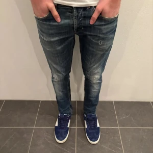 Dondup Jeans - Dondup Jeans | Modell George | Nyskick 9,5/10, slitningar från fabrik! | nypris 4000kr, mitt pris endast 1099! | Storlek 34, men uppsydda! | Hör av er vid frågor, bilder eller mått! |