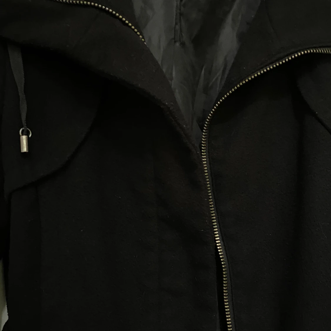 Svart kappa med bälte och dragkedja - 2