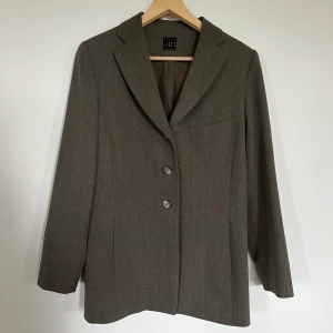 Brun/Oliv kavaj - Sitter lite oversized på mig som brukar ha xs och s i vanliga fall. 