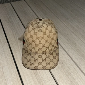 Beige Gucci keps  - Helt ny beige Gucci keps till salu i storlek S, priset är inte hugget i sten 🪨, allt går att diskuteras🫡