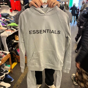 Ljusgrå Eśsentials set  - Pris kan diskuteras vid snabb affär