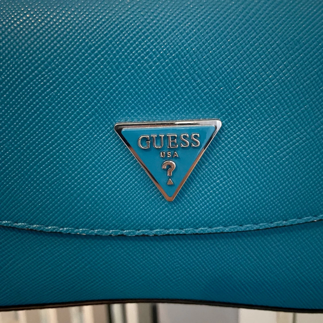 Blå axelväska från Guess - 2