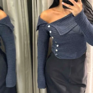 Tröja från Zara - Säljer min mörkblå stickad tröja från Zara. Perfekt för dig som vill ha något snyggt och annorlunda i garderoben. Endast använd fåtal gånger