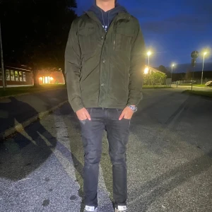 John Henric Field Jacket - Tja, säljer denna as feta field jacket från John Henric. Passar perfekt nu till hösten/vintern! Köpt för 1599kr och säljs för 999kr! Jackan är bara använd fåtal gånger så ungefär helt ny! Strlk är S men passar M! Hör av er vid frågor elr funderingar!