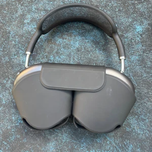  FUNKAR INTE! AirPods Max  - Snygga Apple AirPods Max i svart färg. Over-ear hörlurar med aktiv brusreducering och hög ljudkvalitet. Levereras med originalfodral. Kuddarna ser fräscha ut och inga synliga repor eller skador på kåporna. Perfekt för musik, film och samtal.FUNKAR INTE 