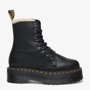 Dr. Martens svarta boots med foder - Skitsnygga Svarta Dr. Martens boots i skinn med grov plattformsula och klassisk gul söm. Skorna har snörning, dragkedja på sidan och är fodrade med mjukt ljust foder för extra värme. Perfekta för kalla dagar och ger en cool edge till din outfit. Nypris 2500. 