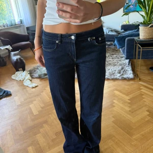 Baggy low waist jeans - Baggy mörk blå jeans med low waist. Jag är 171. Innerben 82cm / midja tvärsöver 36cm