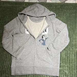 Grå revenite zip up - Grå revenite zip up i storlek s. Har du några frågor är det bara att skriva jag är aktiv och skickar iväg snabbt. Priset är inte hugget i sten