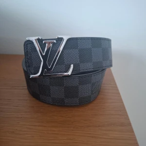 Snygg svart L V bälte  - Jätte fin bälte, helt ny, flera bälten finns på min konto!