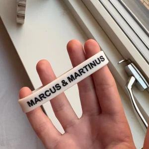 Marcus & Martinus vitt armband - Finns inte att köpa.