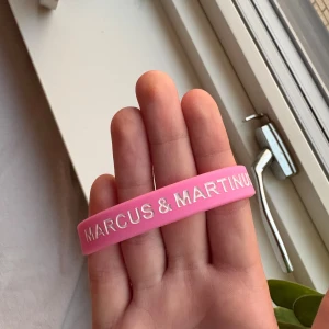 Marcus & Martinus rosa armband - Finns inte att köpa.