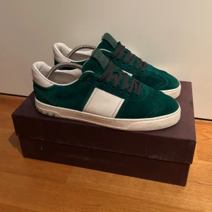 Valentino Flycrews - Säljer ett par snygga Flycrews i väldigt bra skick. Alla nitar är på plats och Box ingår vid köp. Inga byten godtas.