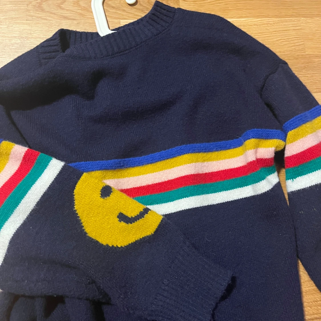 Mörkblå stickad tröja med smileys - 1