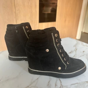 Höst skor - Högklackackde höst skor 💕 Isabel marant vibe. Använda fåtal gånger. Super fina!! Pris kan diskuteras 