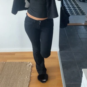 Svarta jeans från Nelly  - Säljer ett par svarta jeans med bootcut-modell och låg midja. Super snygga!! Skriv för fler bilder eller frågor 🥰slut på hemsidan, därav priset!! Sänker inte. 