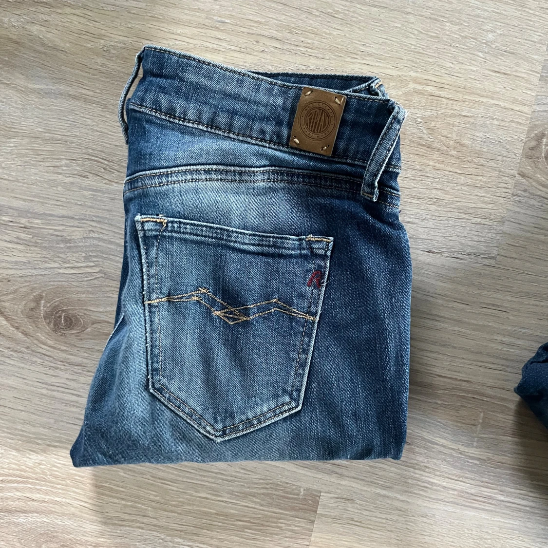 Blå Replay jeans med snygga detaljer