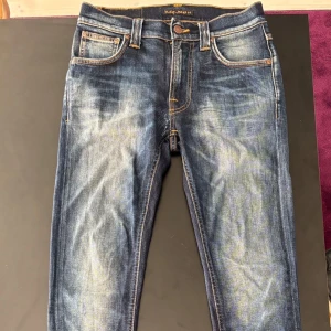 Nudie jeans Lean Dean  - Ett par supersnygga och vintage jeans från nudie. Med en fett tvätt och avslappnad look är dessa perfekta till hösten. Model Lean dean(slim). Jeansen har slitningar i hölsan längst ned, samt är lagade av nudie själva mellan benen. Därav det låga priset. Har du några frågor kring jeansen såsom passform eller liknande, fråga på!👴🏻