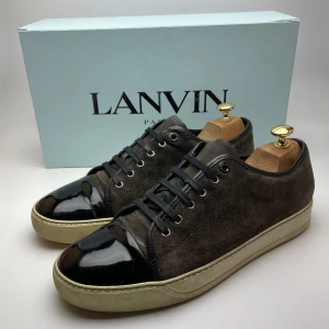 Lanvin skor  - Hej! Säljer nu dessa sjukt snygga lanvin skor. Skorna är i fint skick! Har ett begränsat antal boxar och dustbag! Hör gärna av dig vid frågor!