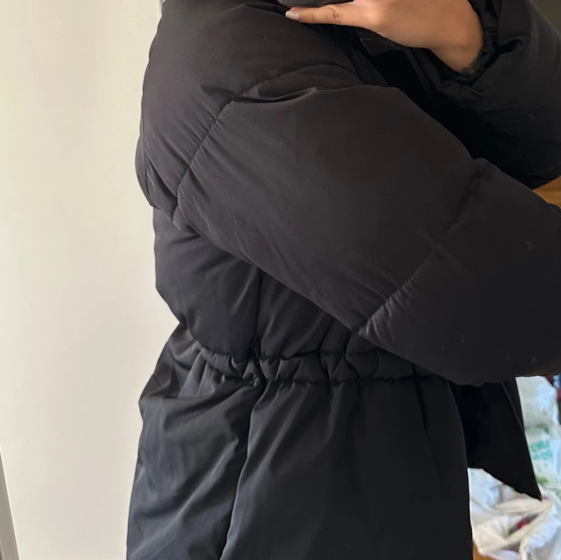 Svart pufferjacka med dragkedja - 1