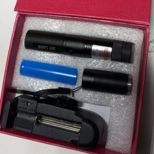 303 Laser Pointer - Kraftfull laserpekare i originalförpackning, komplett med uppladdningsbart batteri och laddare. Perfekt för presentationer eller hobbybruk. Produkten ser ut att vara i mycket gott skick utan synligt slitage eller defekter.