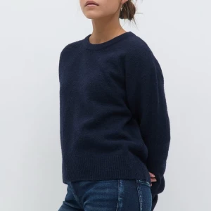 Stickad tröja - En helt ny stickad tröja från Gina i marinblå färg, perfekt nu till hösten! Helt oanvänd och har inga skador alls, orkade inte returnera!