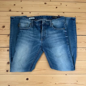 Jack & Jones Jeans - Säljer nu dessa Jack & Jones jeans i modellen Slim Tim | skick 9/10 | inga defekter utöver att ena byxknappen är borta men byxorna fungerar hur bra som helst endå | modellen på bilden är ca 180