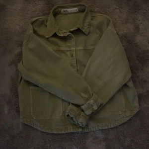 Zara grön jeansjacka - Trendig jeansjacka från Zara i storlek m! Mycket bra skick!🤩🤩