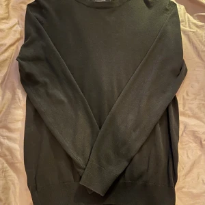 Grön Crewneck - Mörkgrön Crewneck från Dressman i storlek S, aldrig använd då färgen inte passar mig. Otroligt skönt och tunnt material.