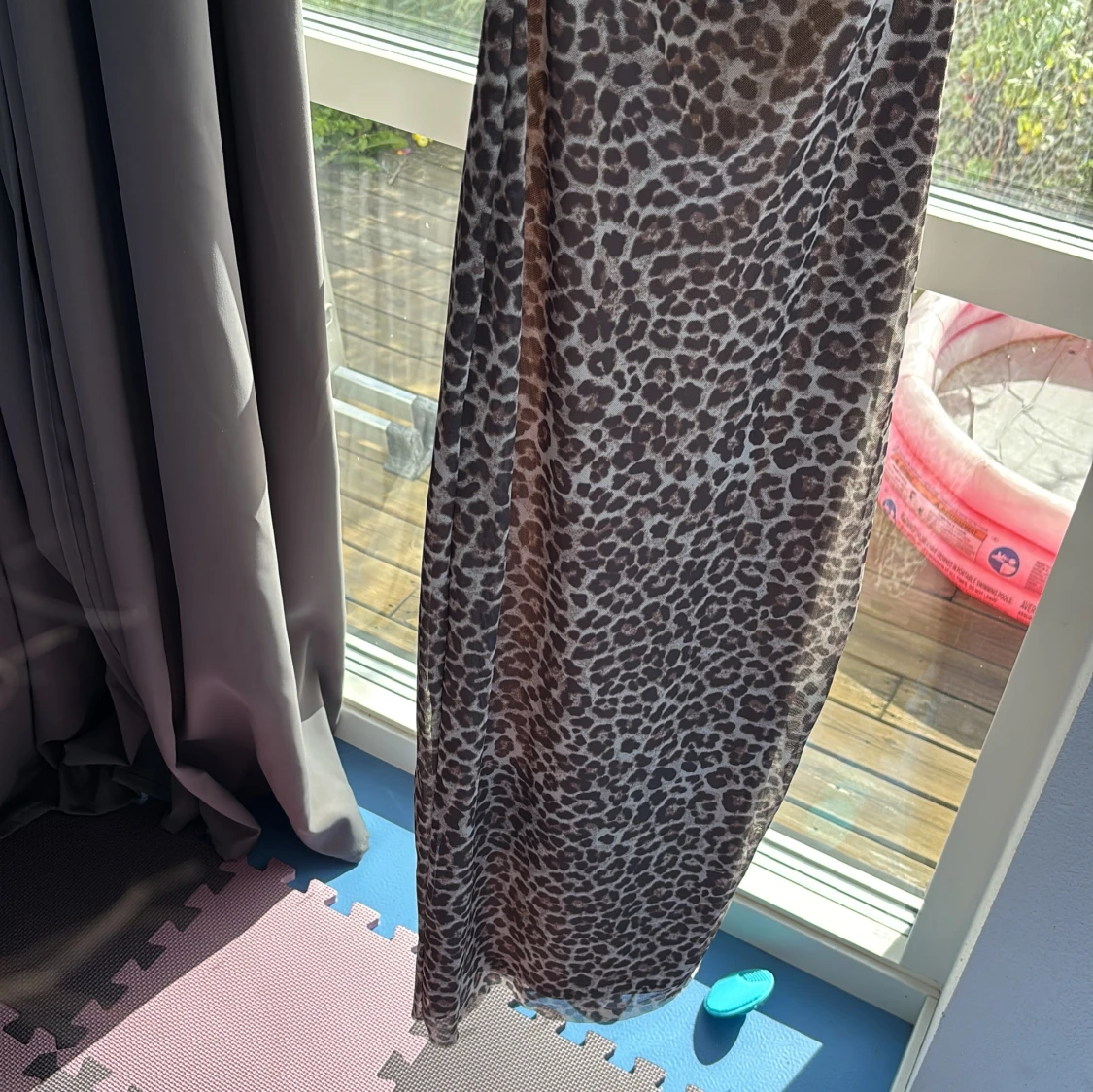 Leopardmönstrad långklänning med tunna band - 1