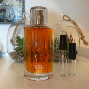 Choco Musk 5ml / 3ml - Säljer splitt glasdecant på 5ml (45kr)/ 3ml (35kr) av populära Choco Musk från Al-Rehab. Top notes: Vanilj, choklad, mysk, kryddor; Middle notes: kanel, sandelträ, amber; base notes: Oriental Wood, ros. Riktigt god höst och vinter doft, passar särskilt bra för dig som tycker om sockersöta dofter.