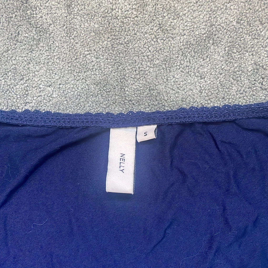 Mörkblå topp med v-ringning från Nelly - 1