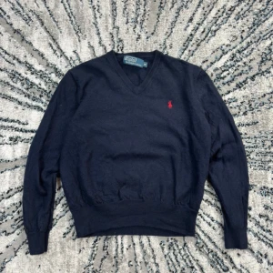 Ralph Lauren tröja - Storlek M, men har krympt lite och passar därmed på mindre storlekar🤍