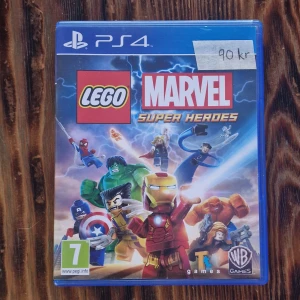 LEGO Marvel Super Heroes (PS4) - LEGO Marvel Super Heroes till PS4 i fint skick. Med fodral och skiva men manualen saknas. Inga synliga repor. Spela som över 100 Marvel-karaktärer i ett actionfyllt äventyr. PEGI 7.