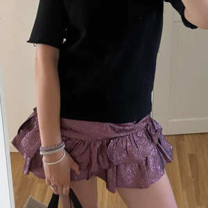 Glittrig lila volangkjol - Eftertraktad glitter kjol från Zara som endast är använd 2 gånger! Kjolen är i storlek L men liten i storlek så passar en M-S (jag har S)💛💛 Inga defekter och skriv vid frågor!🧡🧡