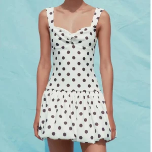 Vit prickig kortklänning med volang - Intressekoll på denna så så najs klänning 🥹🩷 använd endast en gång 