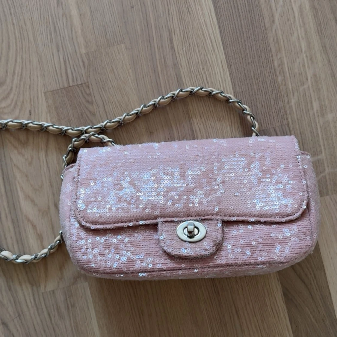 Rosa axelväska med paljetter - 1