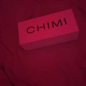 Chimi solglasögon  etui - Säljer ett par snygga solglasögon från Chimi. De kommer i originalförpackning med ett stilrent  hårt etui och matchande tygpåse. Perfekt accessoar för att lyfta din look och skydda ögonen mot solen.