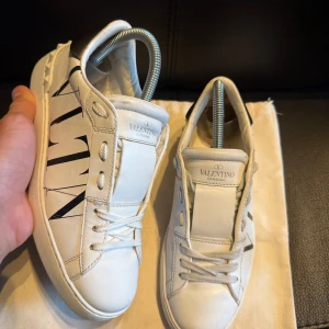 Valentino Garavani VLTN sneakers - Tja! Säljer ett par fina valentino open skor i väldigt bra skick!😊| Storlek 37,5 | Självklart äkta🙏| Fraktar alltid samma dag‼️