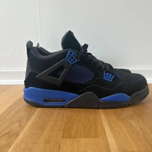 Nike Air Jordan 4 Retro svart/blå - Tjena! Säljer ett par concept Nike Air Jordan 4 Retro i svart och blått. Säljer dessa föe jag helt enkelt har trönnat på dem. Box ingår ej, skorna är i bra skick men har använts ett par gånger. 