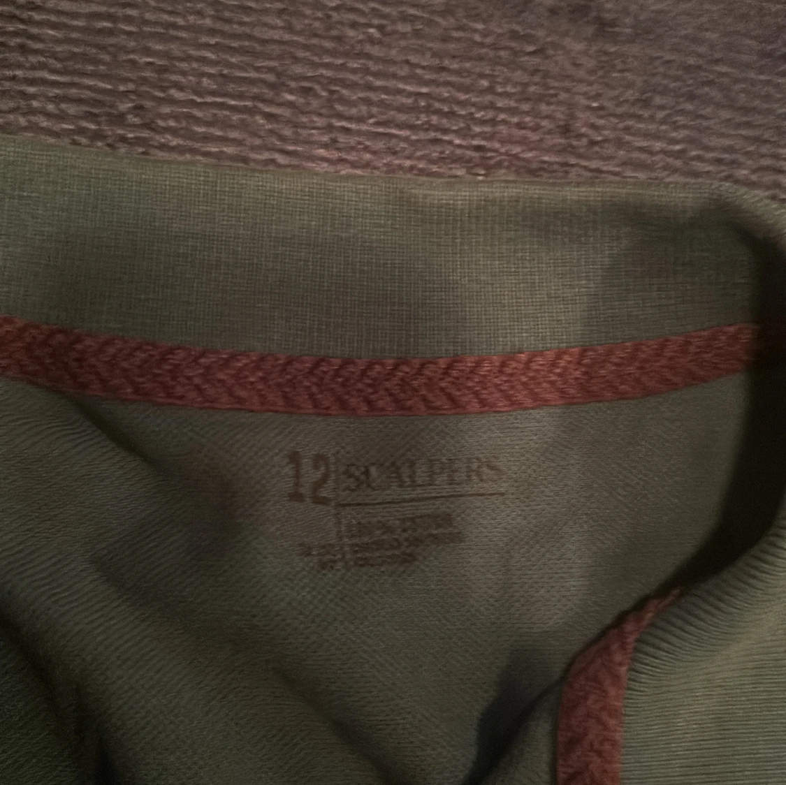 Olivgrön Scalpers pikétröja - 2