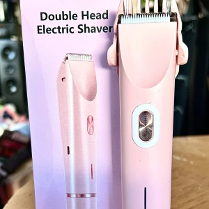 Rosa double headed electric shaver! - Rosa double headed electric shaver perfekt för bikinilinjen och ansiktshår. Waterproof. Laddas med USB-C. Instruktioner och laddkbel medföljer. Oanvänd i kartong.