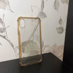 iPhone XR Skal Transparent - Transparent skal till iPhone XR med gulnad färg och tydliga repor. Passar perfekt för dig som vill skydda din mobil mot stötar och repor. Skalet har synligt slitage men är fortfarande funktionellt och ger ett bra grepp om telefonen.