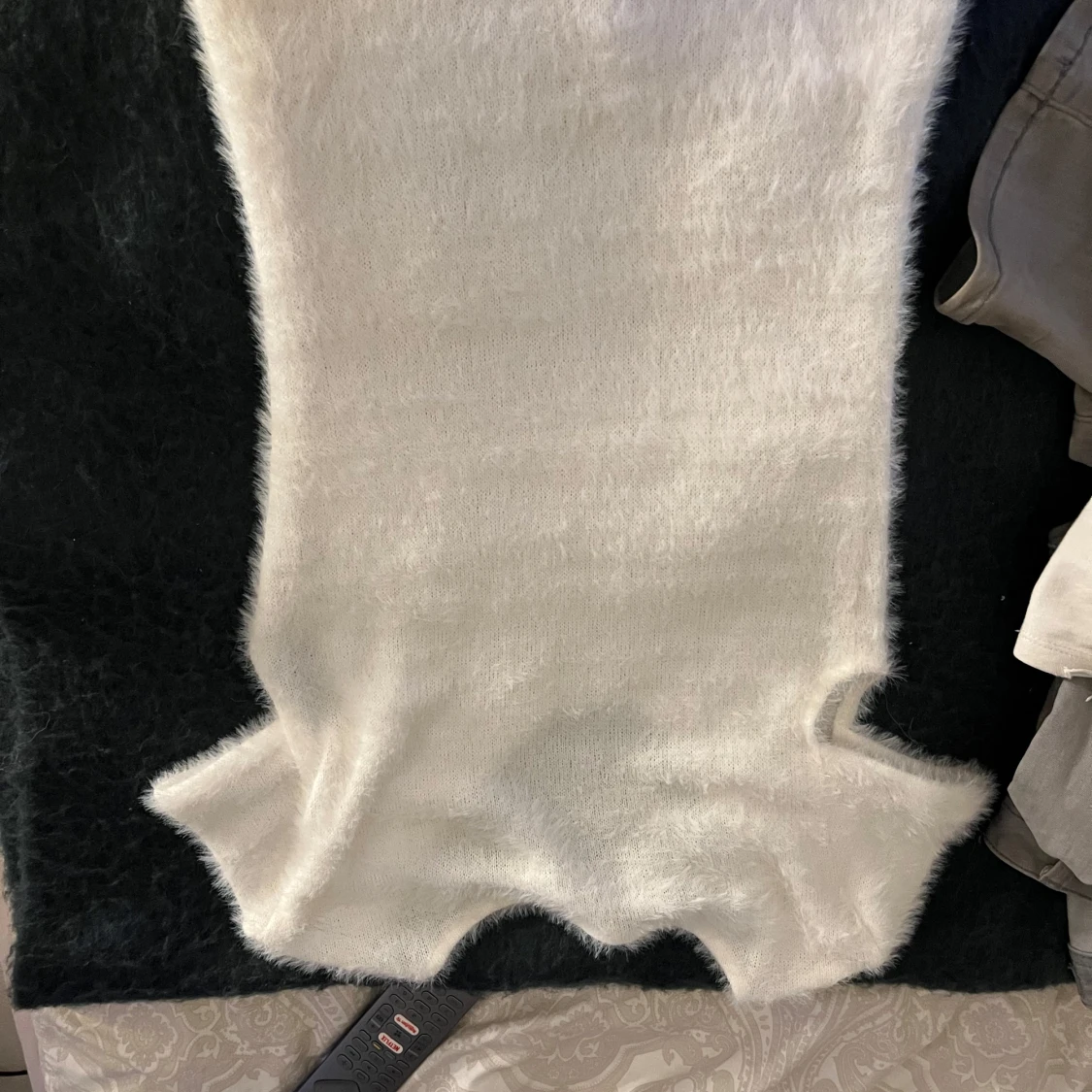 Vit fluffig stickad topp med v-ringning - 4