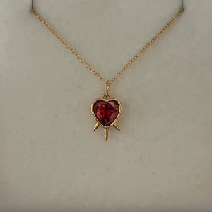 Maria Nilsdotter ”Three Of Swords” inspirerat halsband - Aldrig använd, 18K guldpläterad och tillverkad av rostfritt stål. Kedjans längd 40+5 cm och nickelfri. Om du har fler frågor, tveka inte att höra av dig 🤗