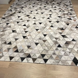 Detta är ingen elektronikprodukt - Bilderna visar en matta från Linie Design, modell Mines, i färgen vit och måttet 170x240 cm. Produkten är handgjord av 100% koskinn. Ingen elektronik syns på bilderna.