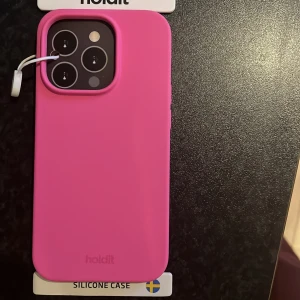 Holdit Silikonskal för iPhone 14 Pro - Snyggt rosa silikonskal från Holdit, speciellt utformat för iPhone 14 Pro. Skalet är nytt och i perfekt skick, levereras i originalförpackning. Säljer pågrund av beställt fel storlek 