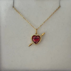 Maria Nilsdotter ”Rebel Love” inspirerat halsband - Aldrig använd, 18K guldpläterad och tillverkad av rostfritt stål. Kedjans längd 40+5 cm och nickelfri. Om du har fler frågor, tveka inte att höra av dig 🤗