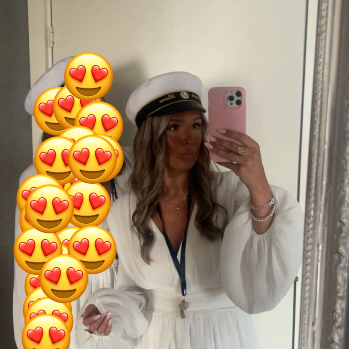 Vit kortklänning med v-ringning