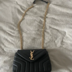 Ysl väska  - En jättefin ysl väska (replika) bara använd 1 gång så den är i nyskick. Pris kan diskuteras🙏